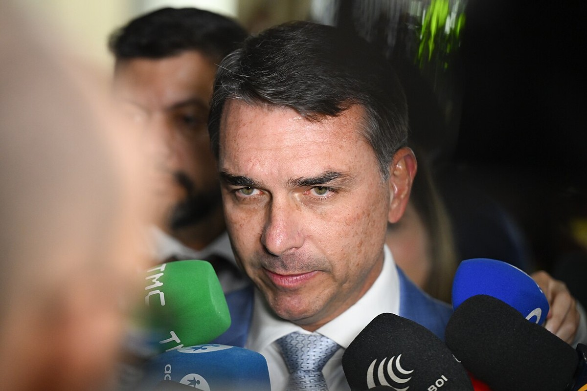 Flávio Bolsonaro speaking to reporters